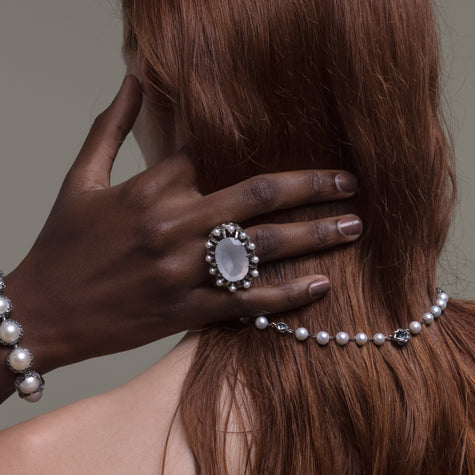 ANELLO OVAL E CORONA DI PERLE