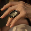 Anello con pietra ovale e piastra damascata