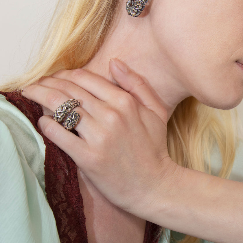 ANELLO CONTRARIÉ IN ARGENTO