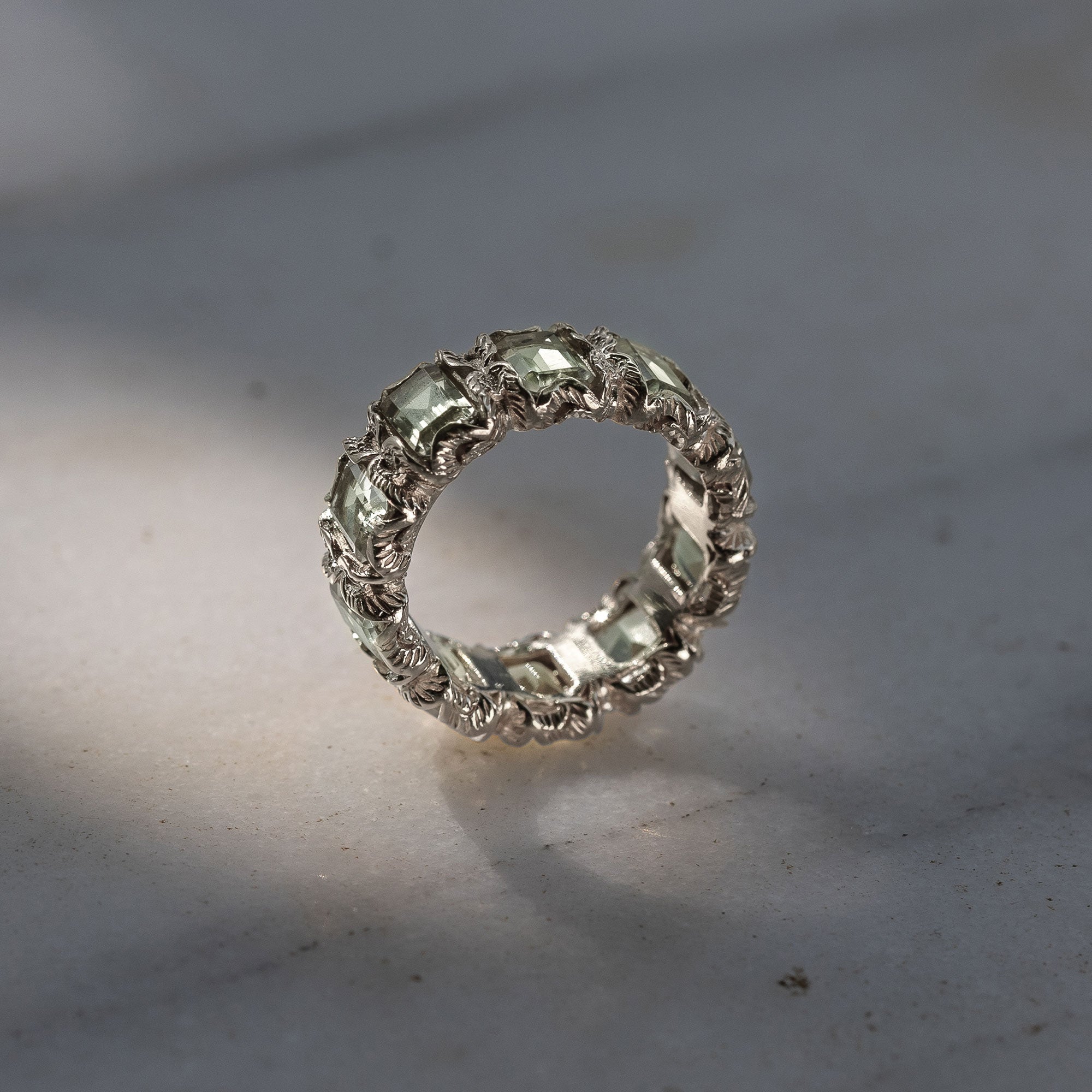 Anello Eternity con pietre taglio smeraldo