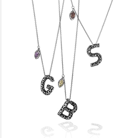 Collana con ciondolo lettera E
