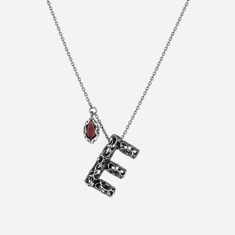 Collana con ciondolo lettera E