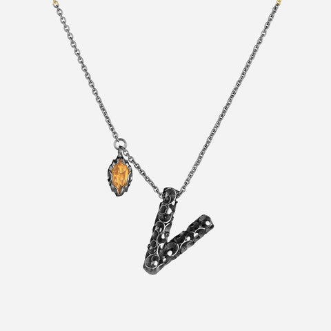 Collana con ciondolo lettera V