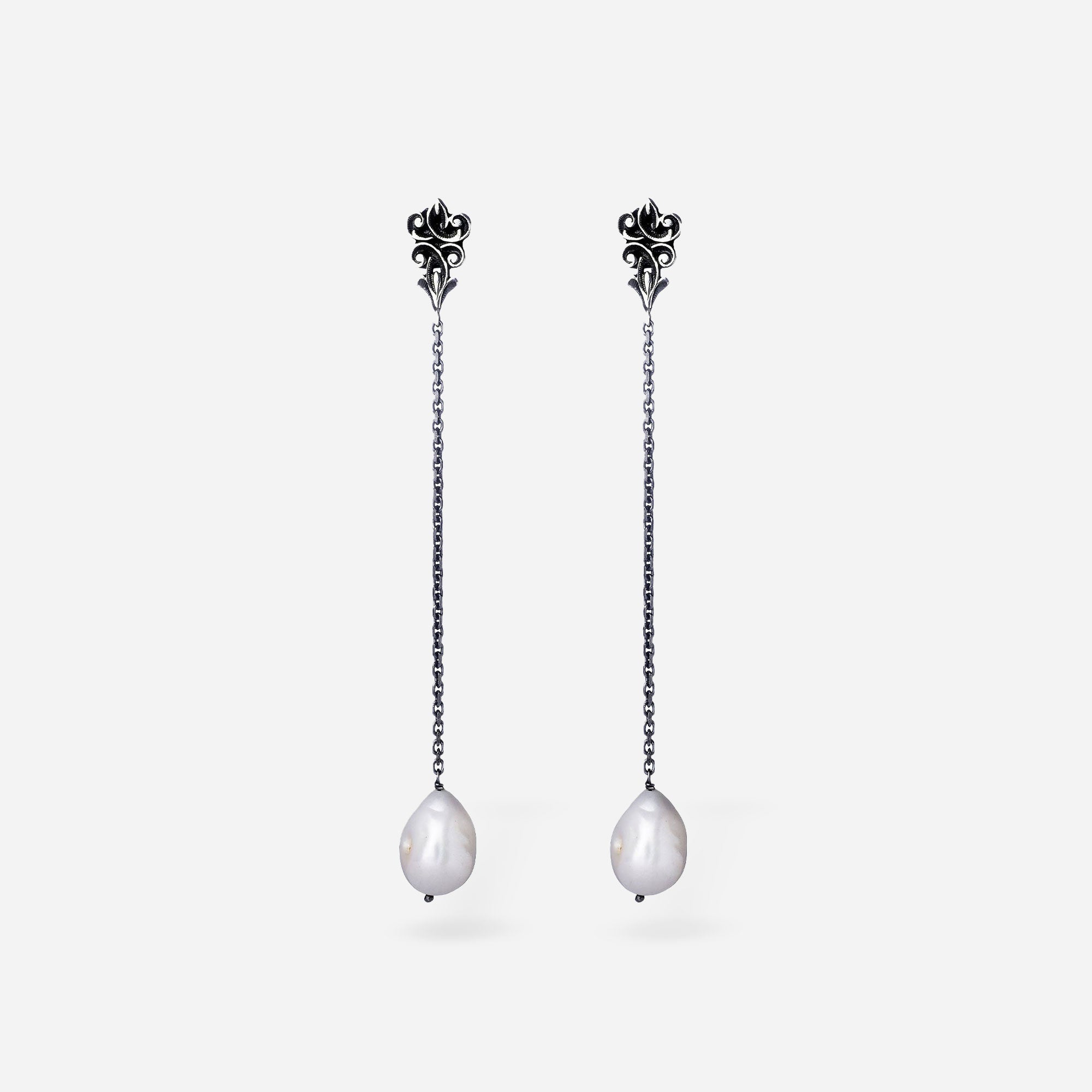 ORECCHINI LUNGHI CON PERLA PENDENTE