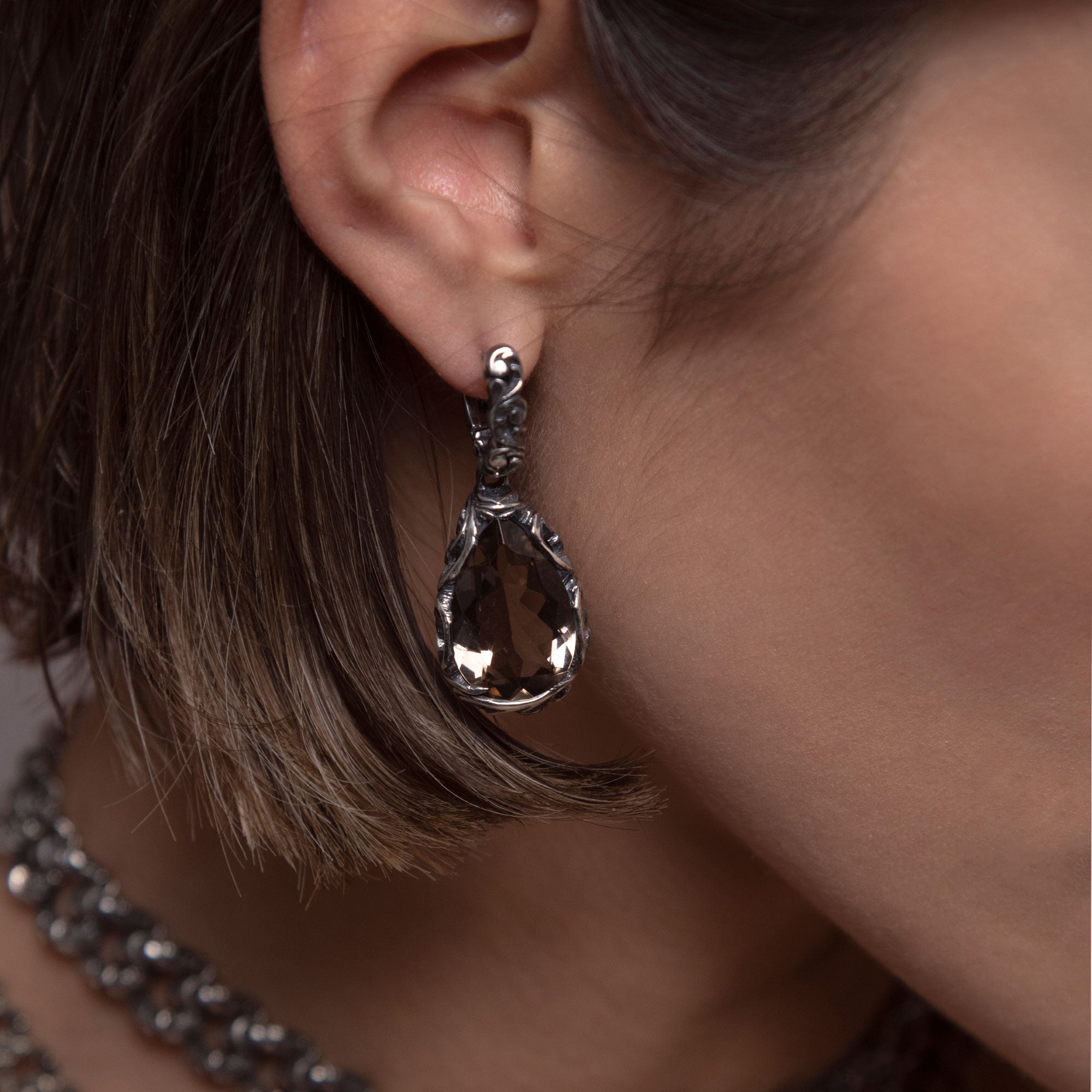 Light point earrings with teardrop stone