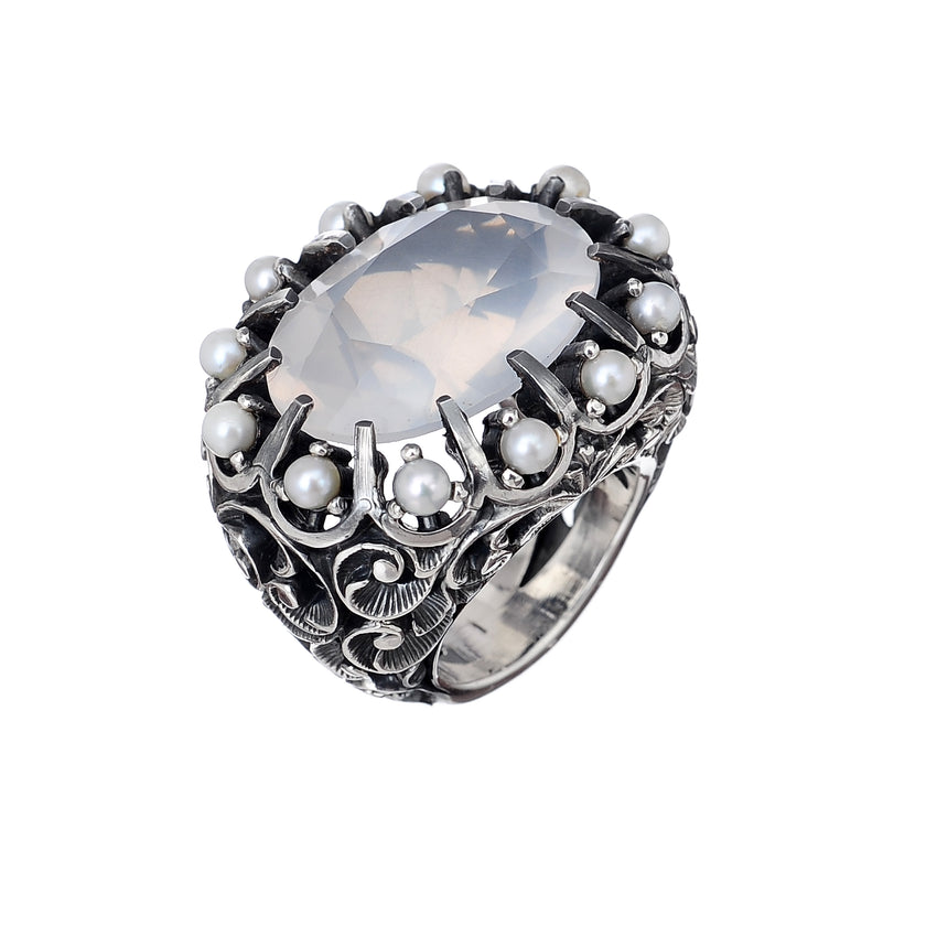 ANELLO OVAL E CORONA DI PERLE