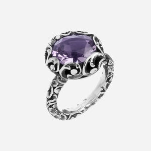 Anello in argento brunito inciso a mano con l’antica tecnica del bulino e pietra taglio ovale, gambo in argento intarsiato