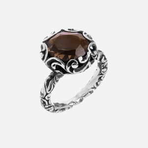 Anello in argento brunito inciso a mano con l’antica tecnica del bulino e pietra taglio ovale, gambo in argento intarsiato