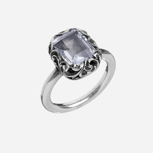 Anello in argento brunito inciso a mano con l’antica tecnica del bulino e pietra naturale taglio smeraldo, gambo in argento lucido 