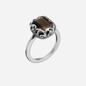 Anello in argento brunito inciso a mano con l’antica tecnica del bulino e pietra naturale taglio smeraldo, gambo in argento lucido 