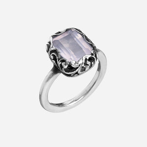 Anello in argento brunito inciso a mano con l’antica tecnica del bulino e pietra naturale taglio smeraldo, gambo in argento lucido 