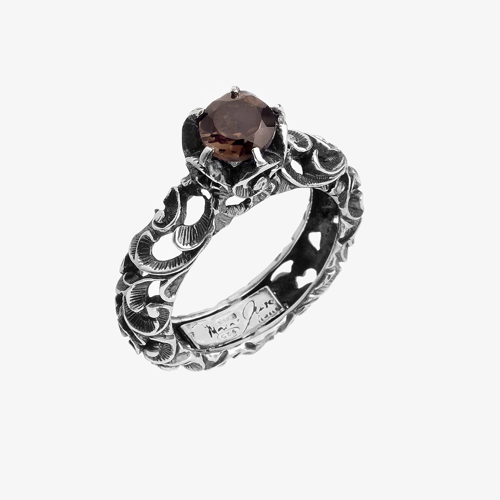 Anello solitario in argento brunito, gambo inciso, pietra taglio tondo sfaccettato 6 mm.