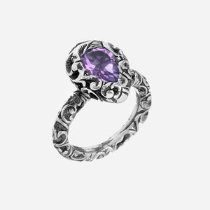 Anello in argento brunito inciso a mano con l’antica tecnica
del bulino, con una goccia naturale piccola e sfaccettata, gambo intarsiato