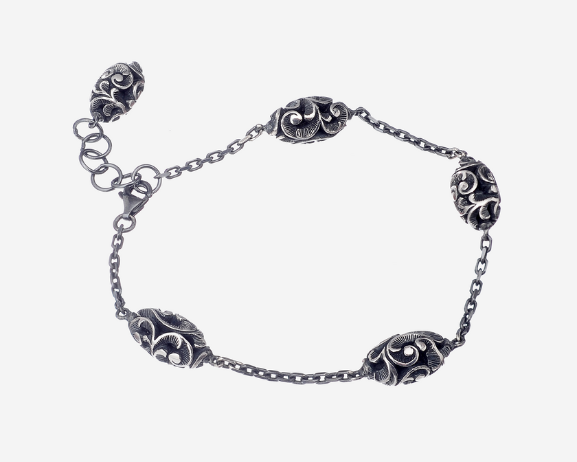 Bracciale in argento brunito composto da catena forzatina, cinque shiva lingam incisi