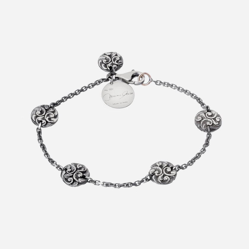 Bracciale in argento brunito inciso, quattro lenticchie piccole