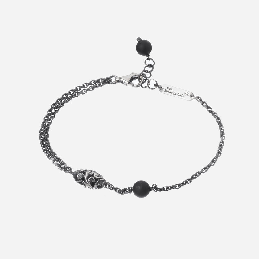 Bracciale in argento brunito con uno shiva lingam inciso, onice opaco e chiusura a moschettone