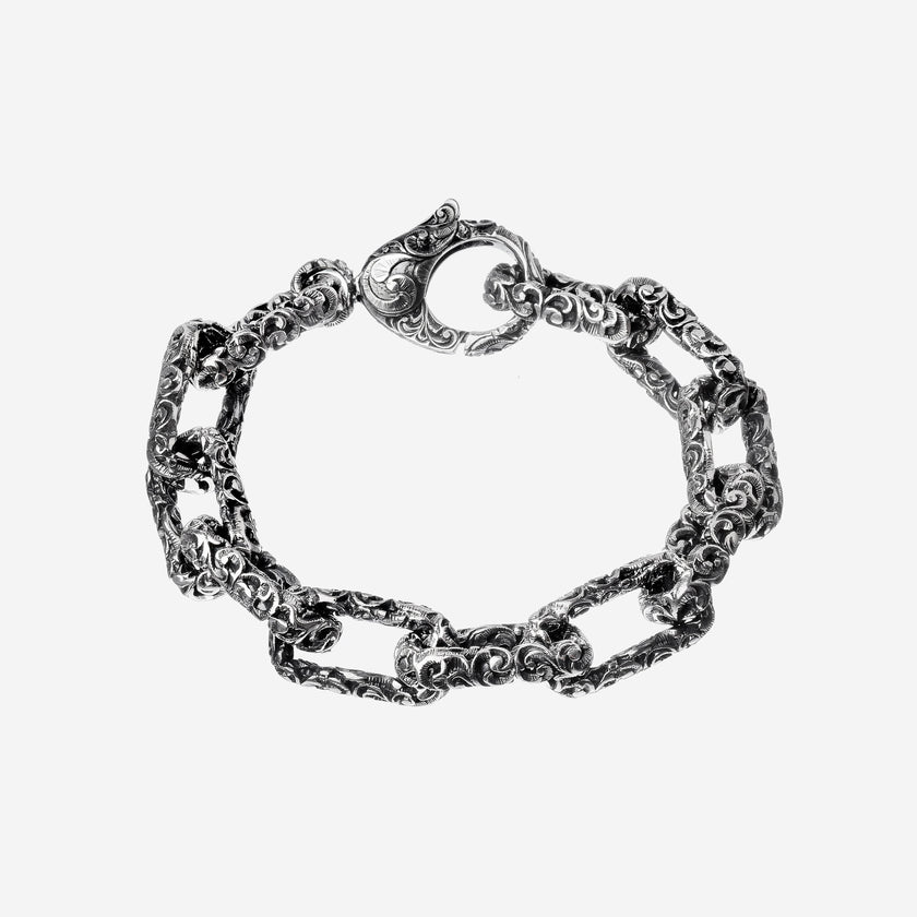 Bracciale composto da maglie rettangolari in argento. Chiusura a moschettone