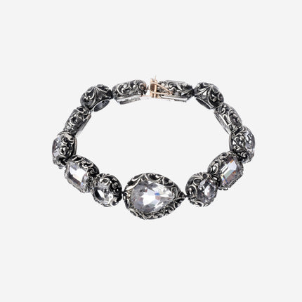 Bracciale in argento brunito inciso, con una pietra a goccia grande, due gocce piccole, due ottagoni,
due ovali e due pietre tonde.
Chiusura a moschettone
