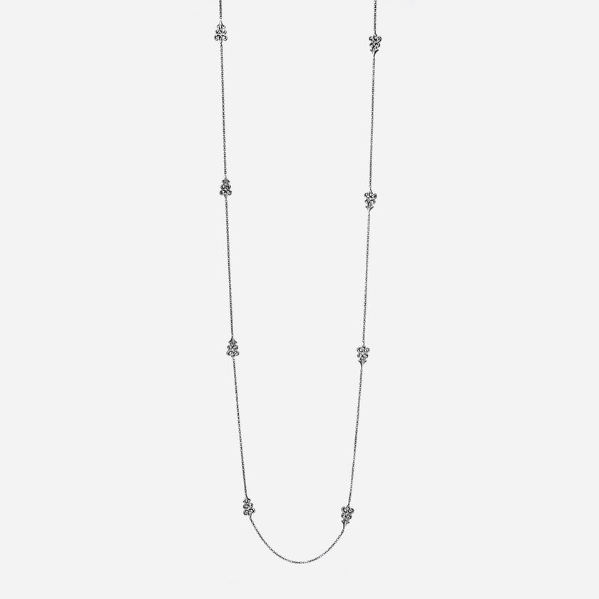 
Collana composta da catena groumette lunga in argento brunito ed elementi a giglio. Chiusura a T barra