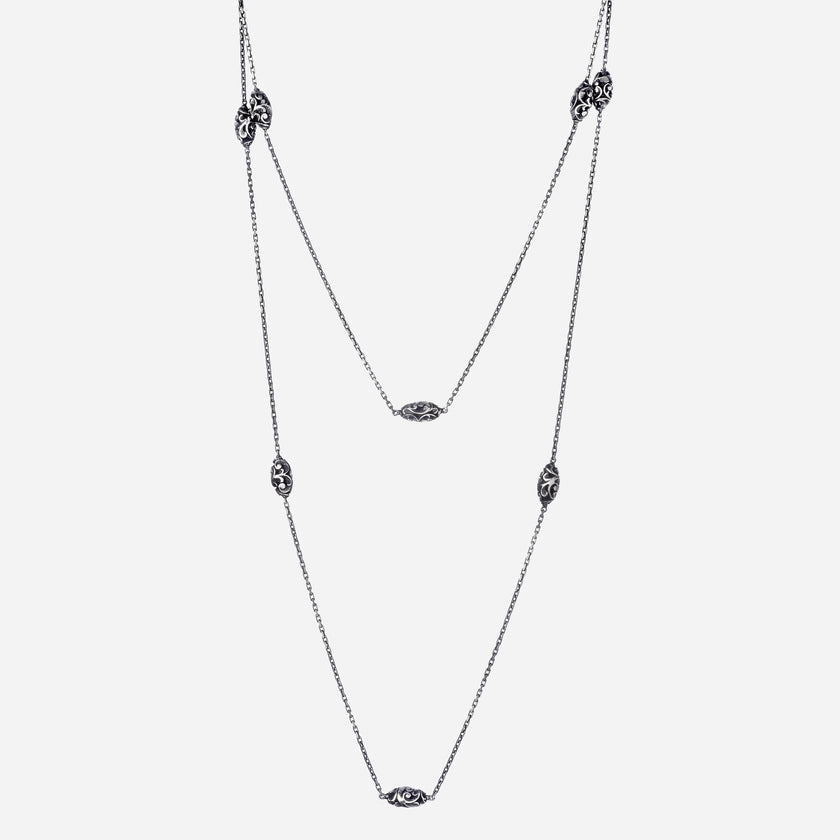 Collana lunga con elementi shiva lingam in argento brunito inciso
