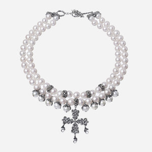 Collana composta da due file di perle, separatori e mezze sfere in argento lavorati a mano e incisi, croce finale intarsiata con gocce naturali. Chiusura a T barra