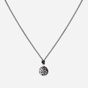 Collana a girocollo con contromaglia in oro 9 kt, catena forzatina e lenticchia piccola in argento brunito inciso 