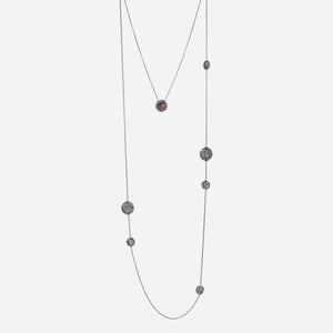 Collana lunga con catena a girocollo e una pietra naturale, bottoni grandi e piccoli in argento brunito