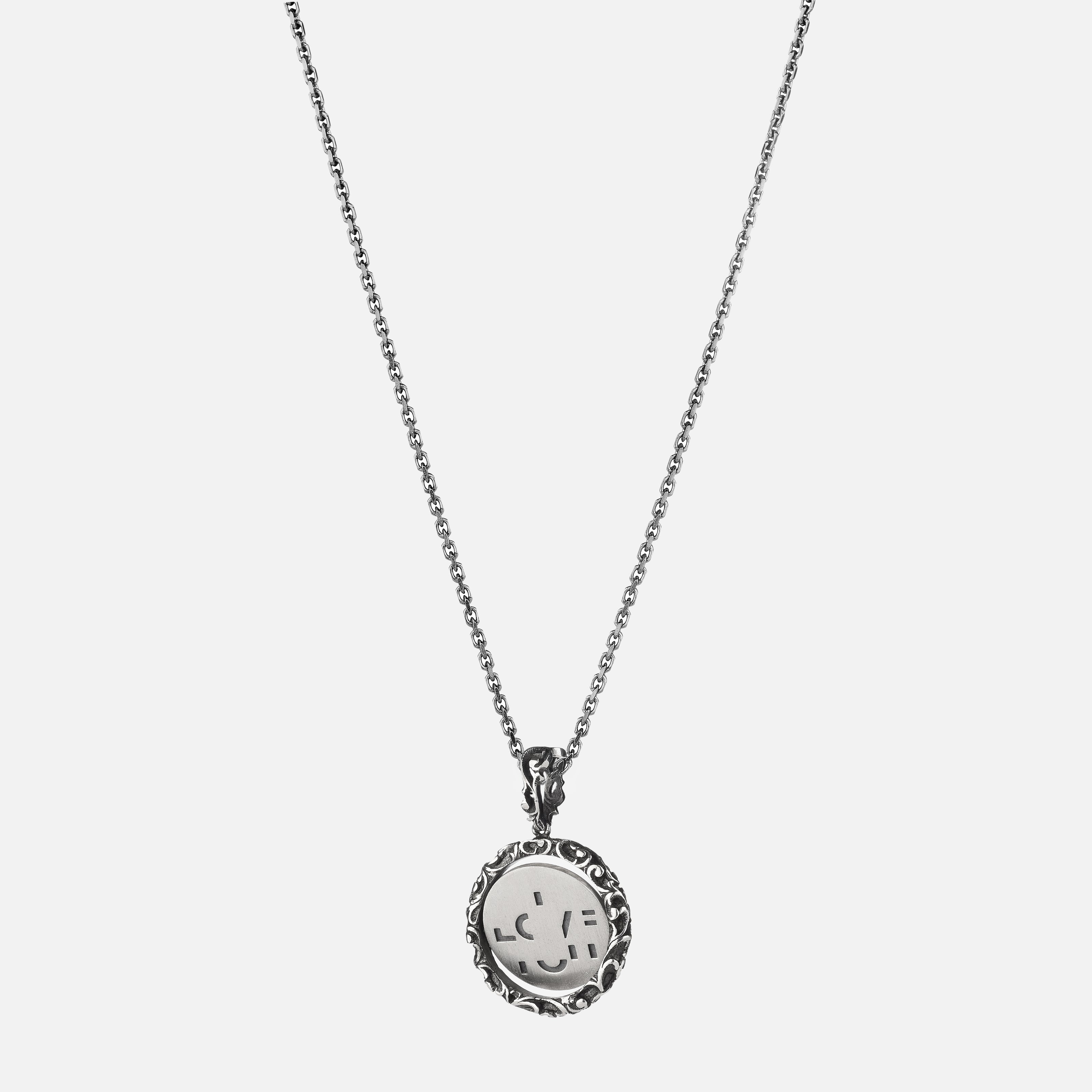 Collana Shakti, pendente a moneta con piastra interna satinata e scritta