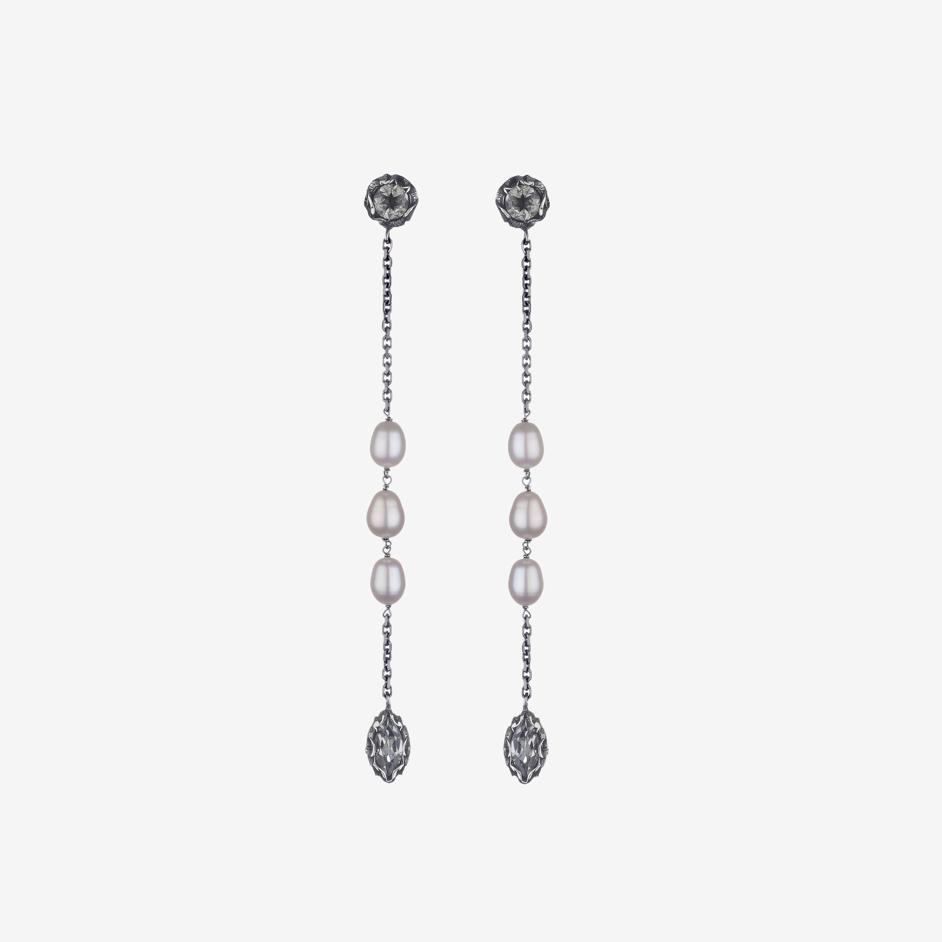 Pendant earring from the Pura collection with 3 pearls and 2 natural stones